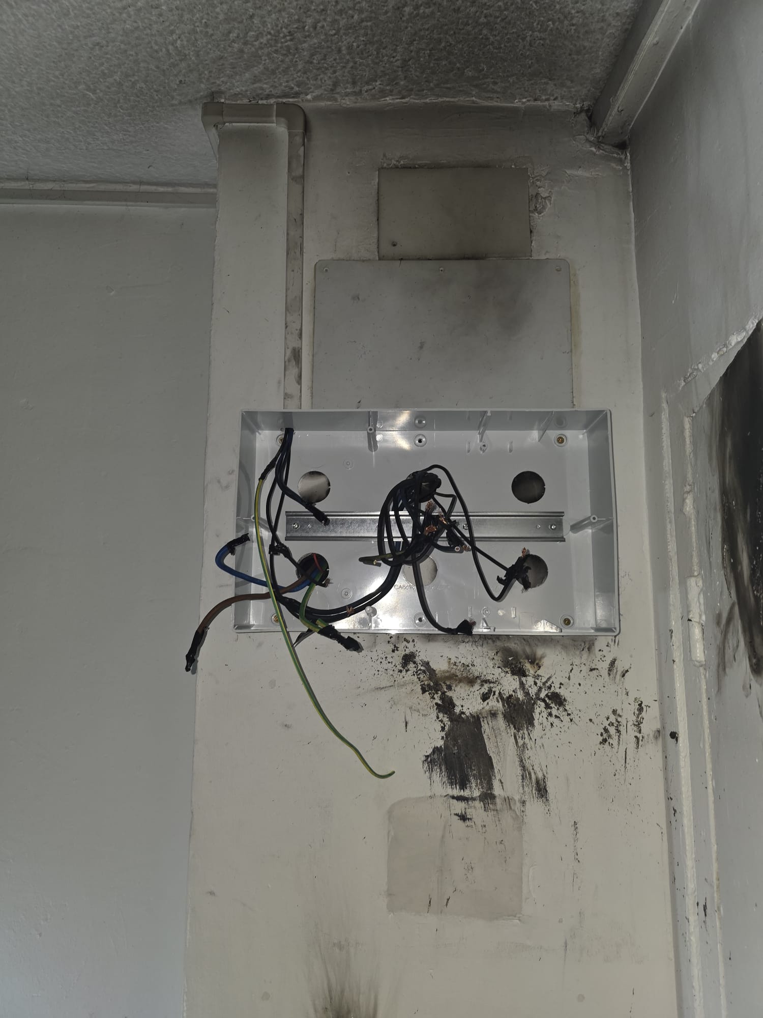 NIKAVIA, ofrecemos instalaciones, mantenimiento y atención de averías eléctricas 24/7 en Sevilla y alrededores.