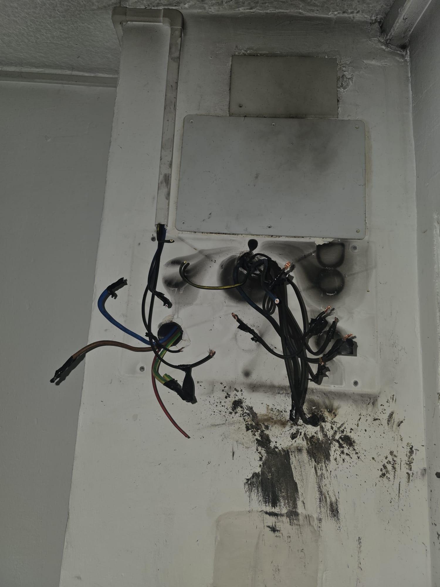 NIKAVIA, ofrecemos instalaciones, mantenimiento y atención de averías eléctricas 24/7 en Sevilla y alrededores.