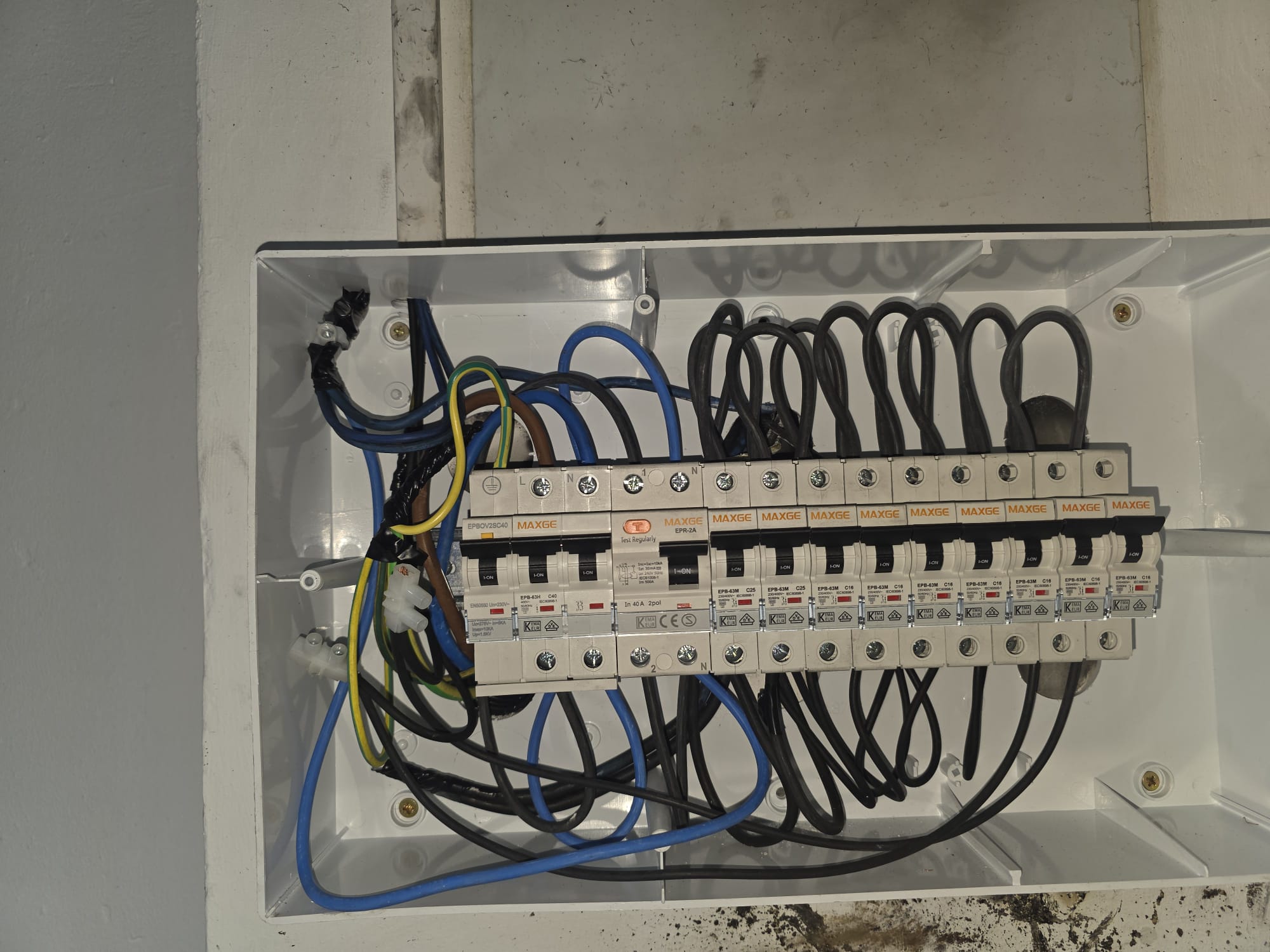 NIKAVIA, ofrecemos instalaciones, mantenimiento y atención de averías eléctricas 24/7 en Sevilla y alrededores.