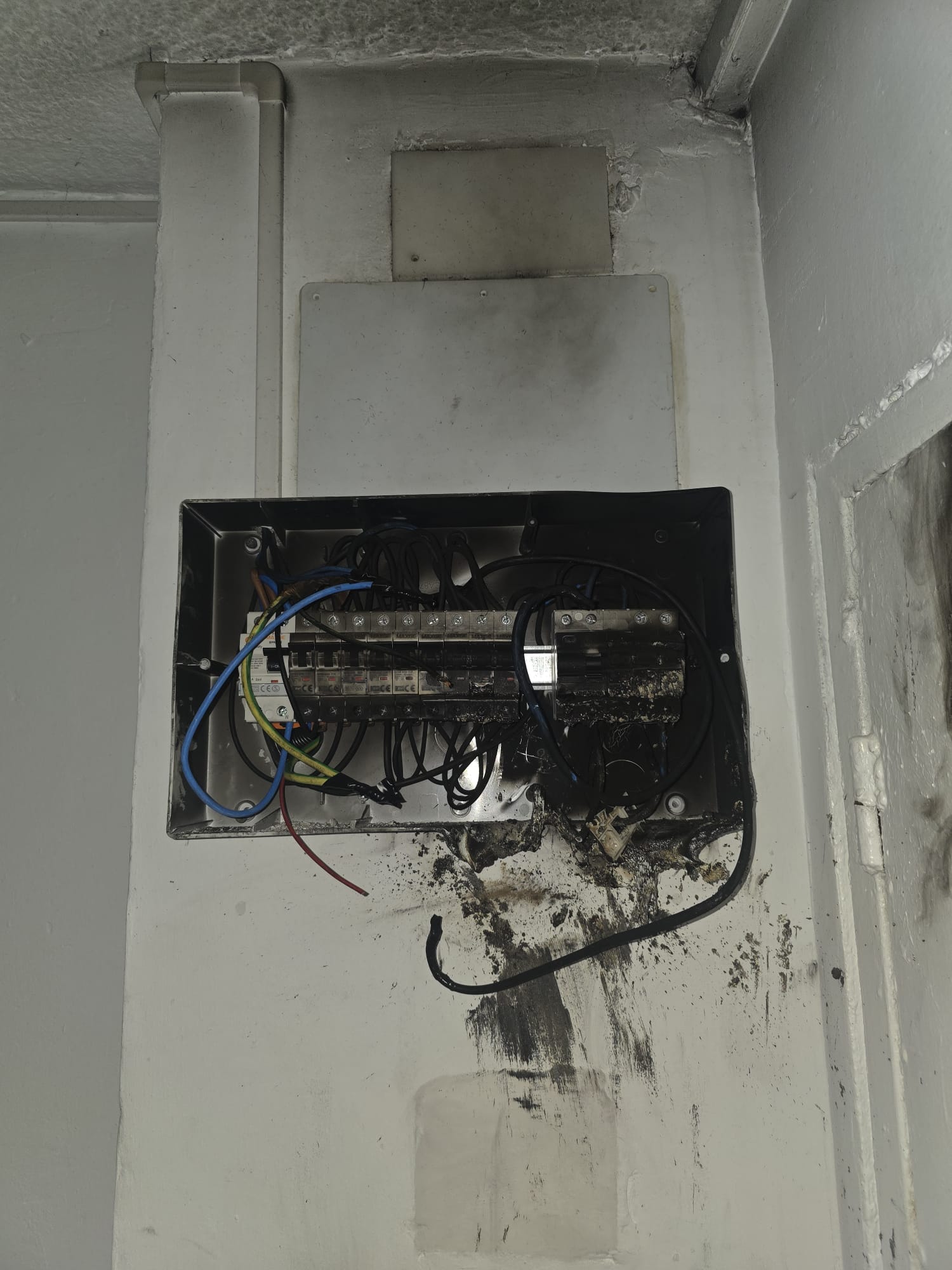 NIKAVIA, ofrecemos instalaciones, mantenimiento y atención de averías eléctricas 24/7 en Sevilla y alrededores.