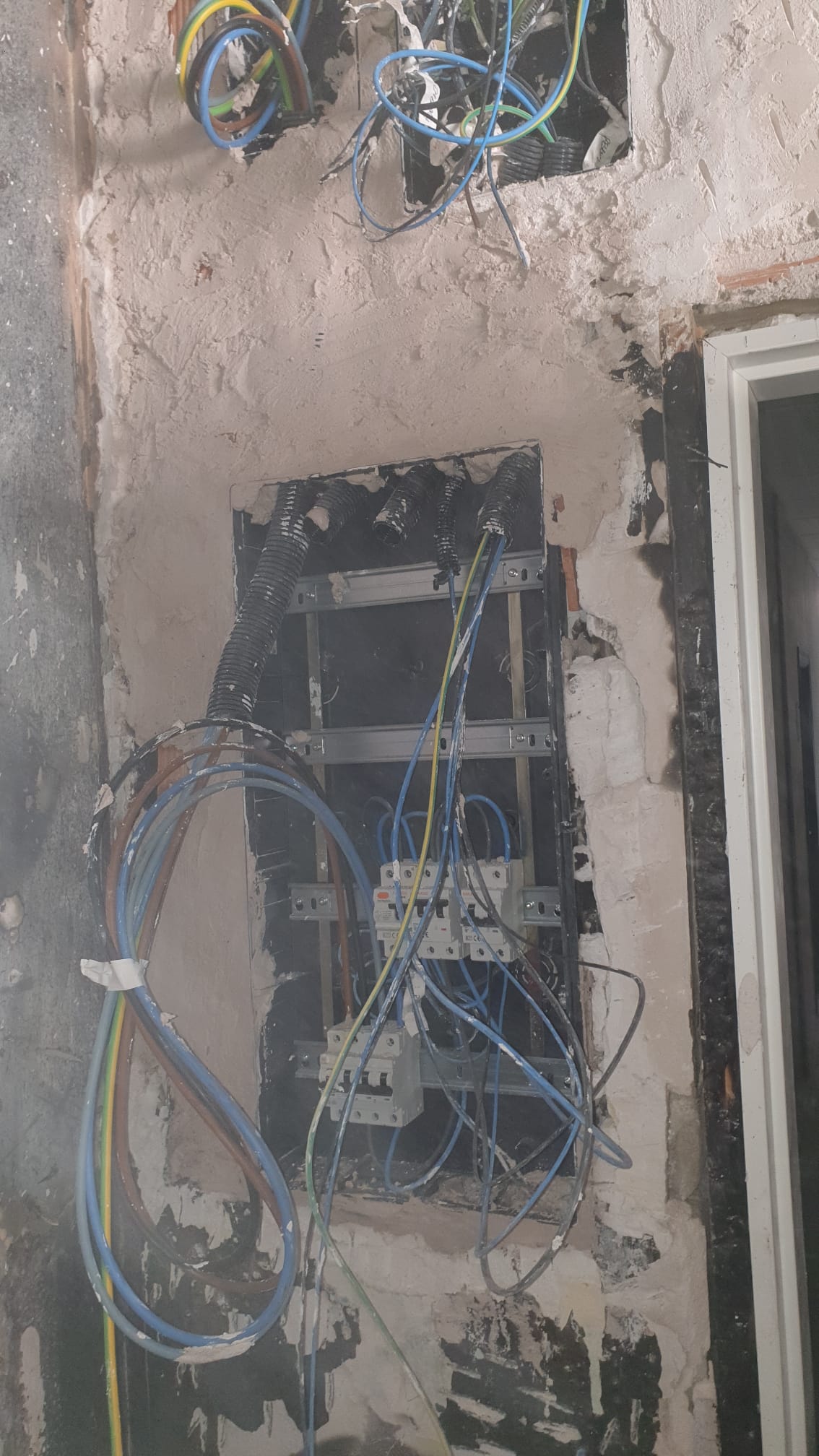 NIKAVIA, ofrecemos instalaciones, mantenimiento y atención de averías eléctricas 24/7 en Sevilla y alrededores.