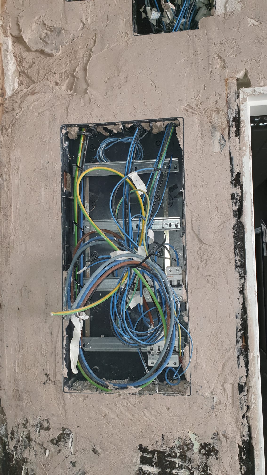 NIKAVIA, ofrecemos instalaciones, mantenimiento y atención de averías eléctricas 24/7 en Sevilla y alrededores.