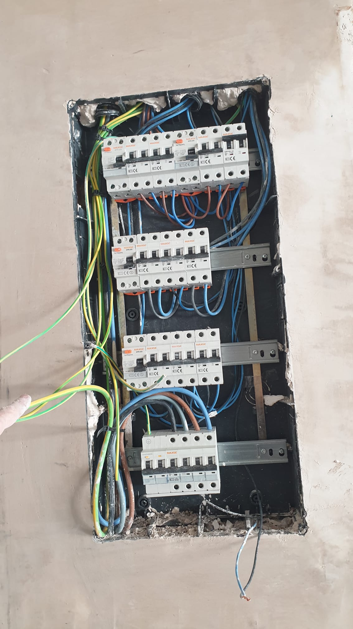 NIKAVIA, ofrecemos instalaciones, mantenimiento y atención de averías eléctricas 24/7 en Sevilla y alrededores.