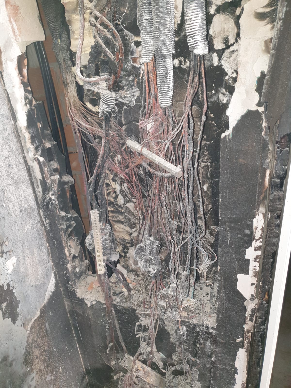 NIKAVIA, ofrecemos instalaciones, mantenimiento y atención de averías eléctricas 24/7 en Sevilla y alrededores.