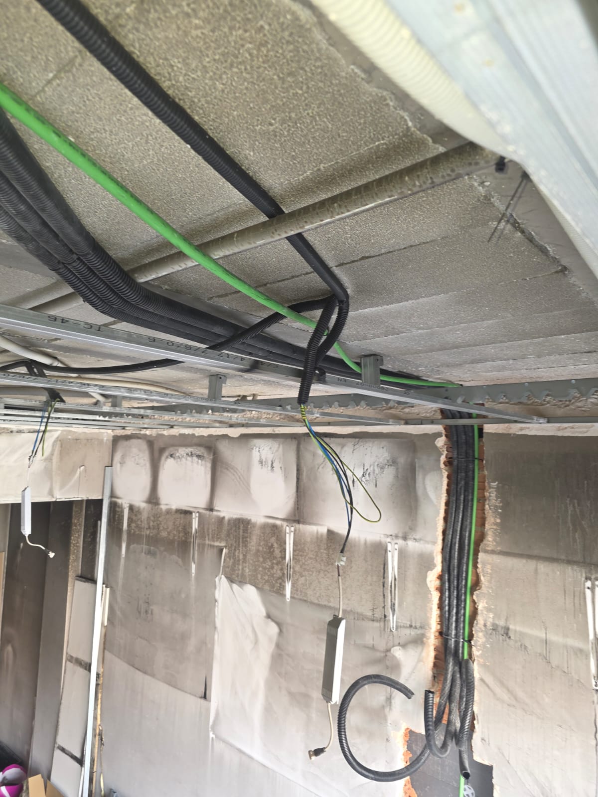 NIKAVIA, ofrecemos instalaciones, mantenimiento y atención de averías eléctricas 24/7 en Sevilla y alrededores.
