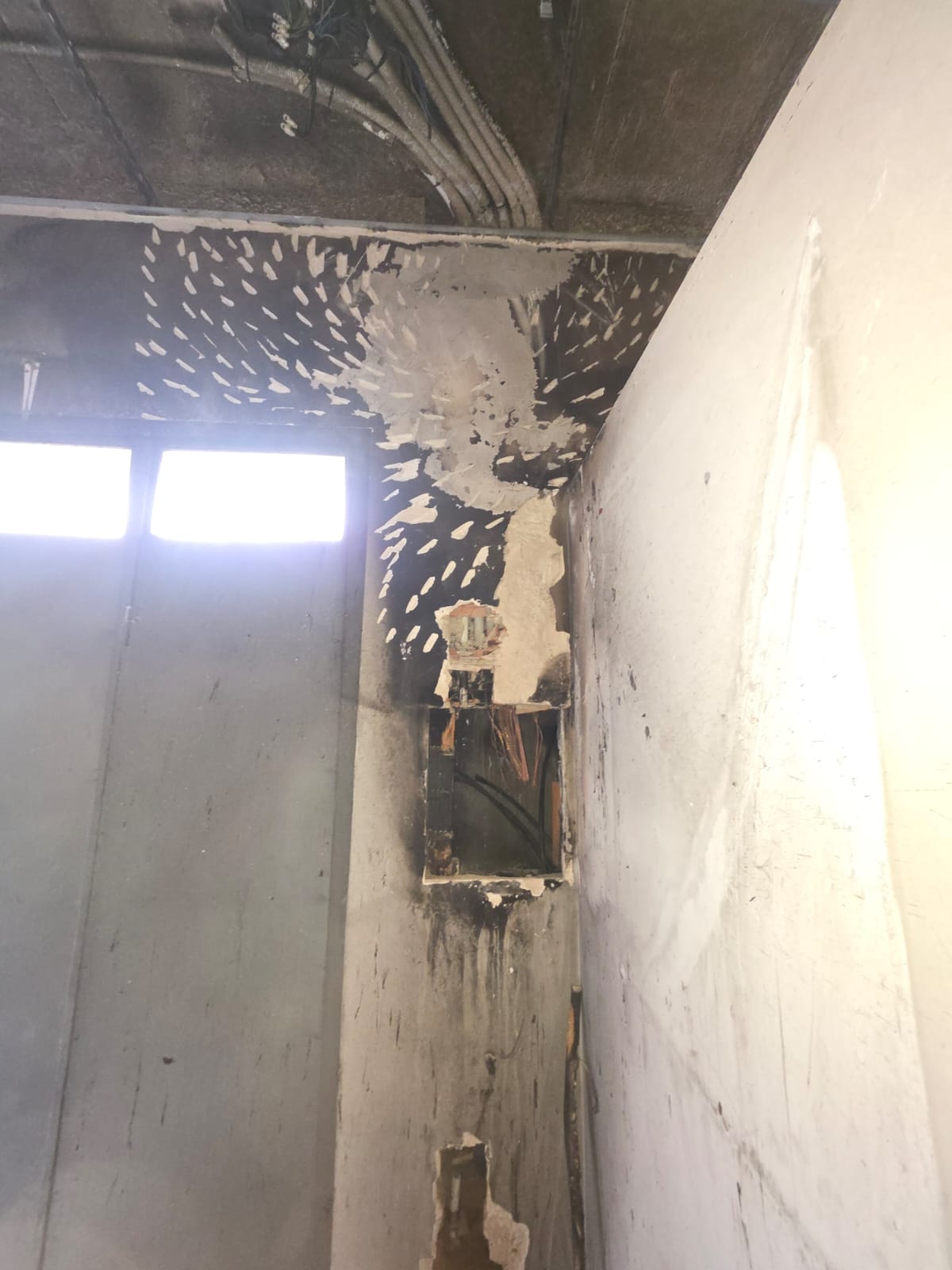 NIKAVIA, ofrecemos instalaciones, mantenimiento y atención de averías eléctricas 24/7 en Sevilla y alrededores.