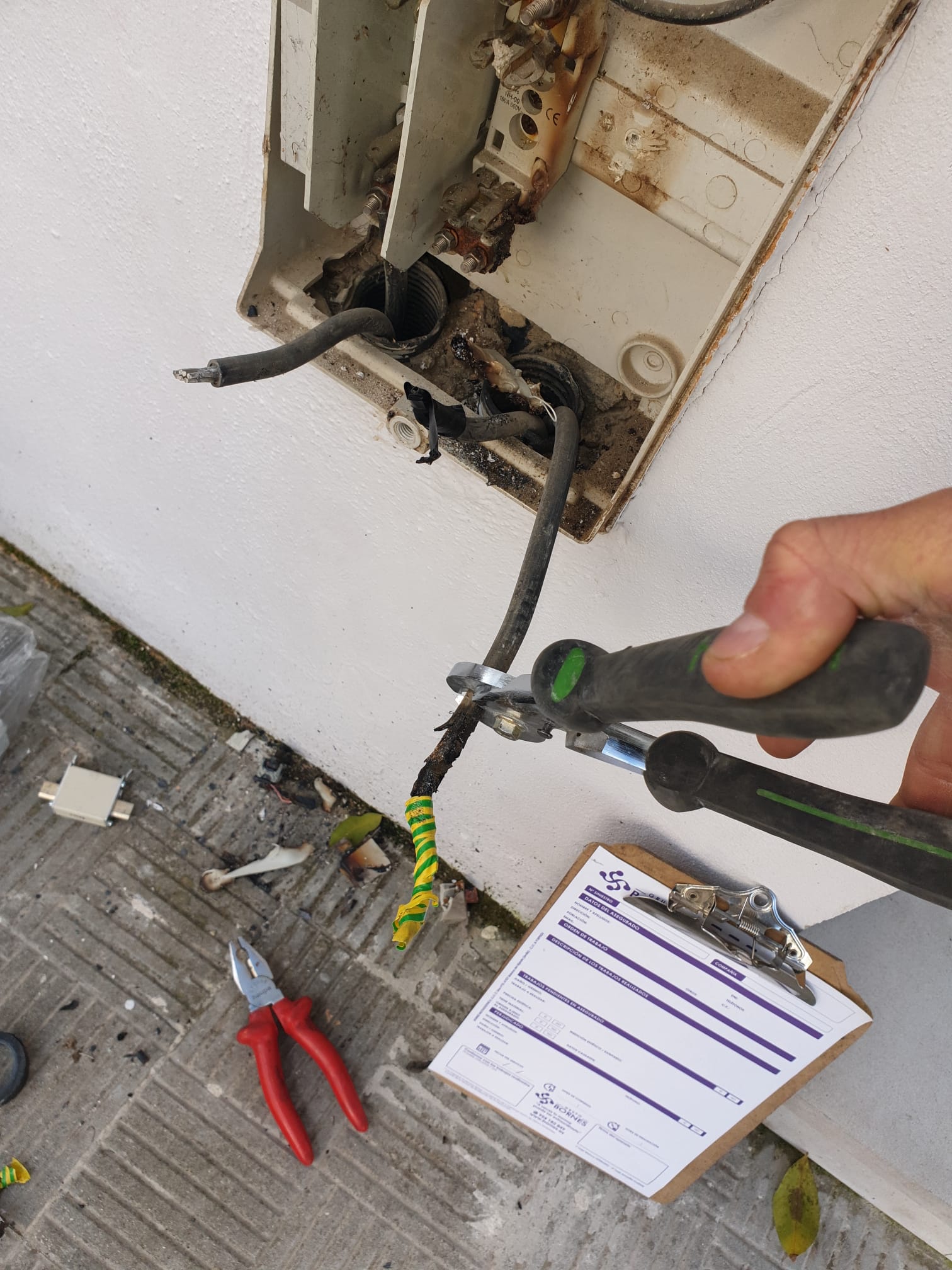 NIKAVIA, ofrecemos instalaciones, mantenimiento y atención de averías eléctricas 24/7 en Sevilla y alrededores.