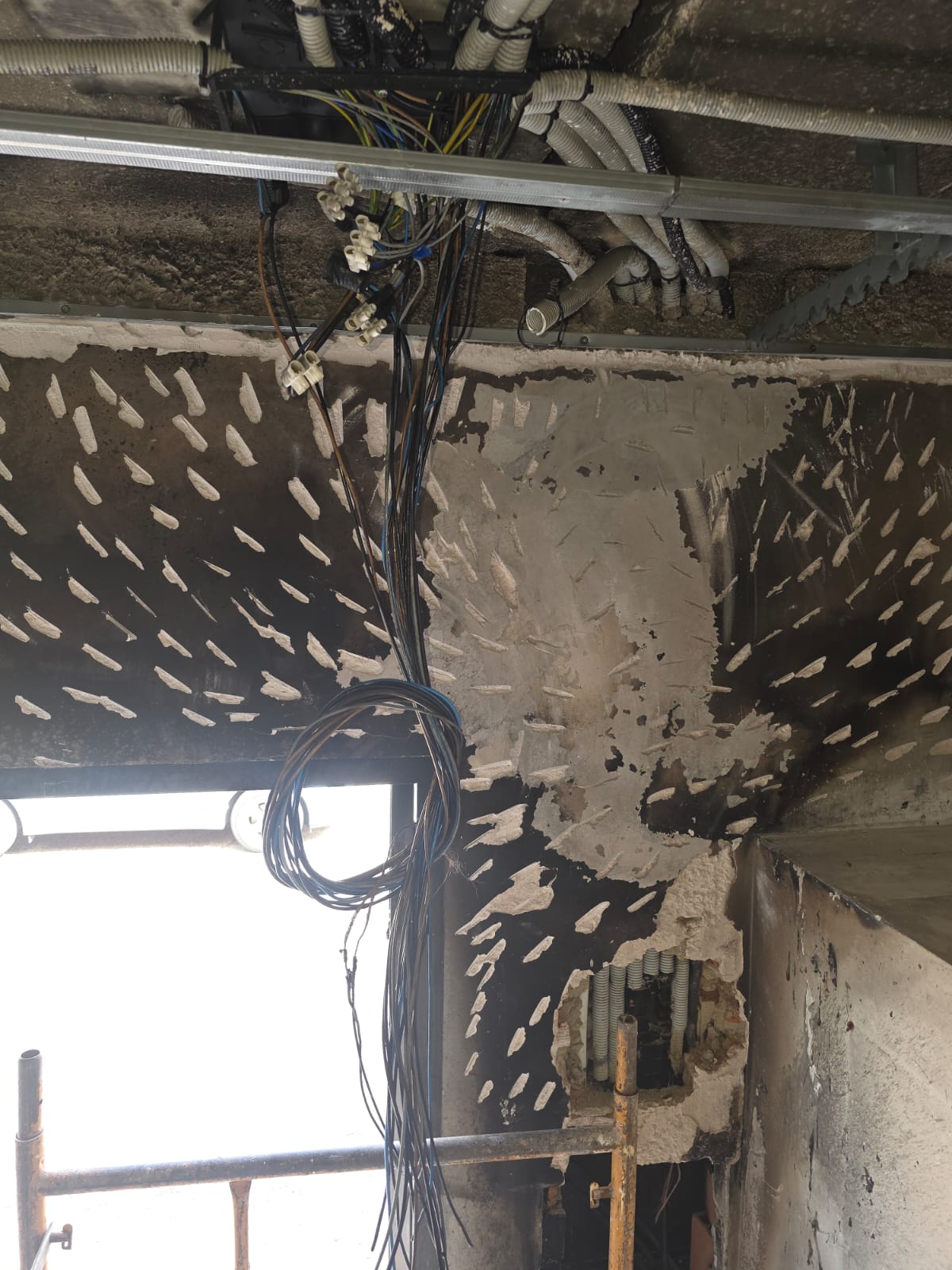 NIKAVIA, ofrecemos instalaciones, mantenimiento y atención de averías eléctricas 24/7 en Sevilla y alrededores.
