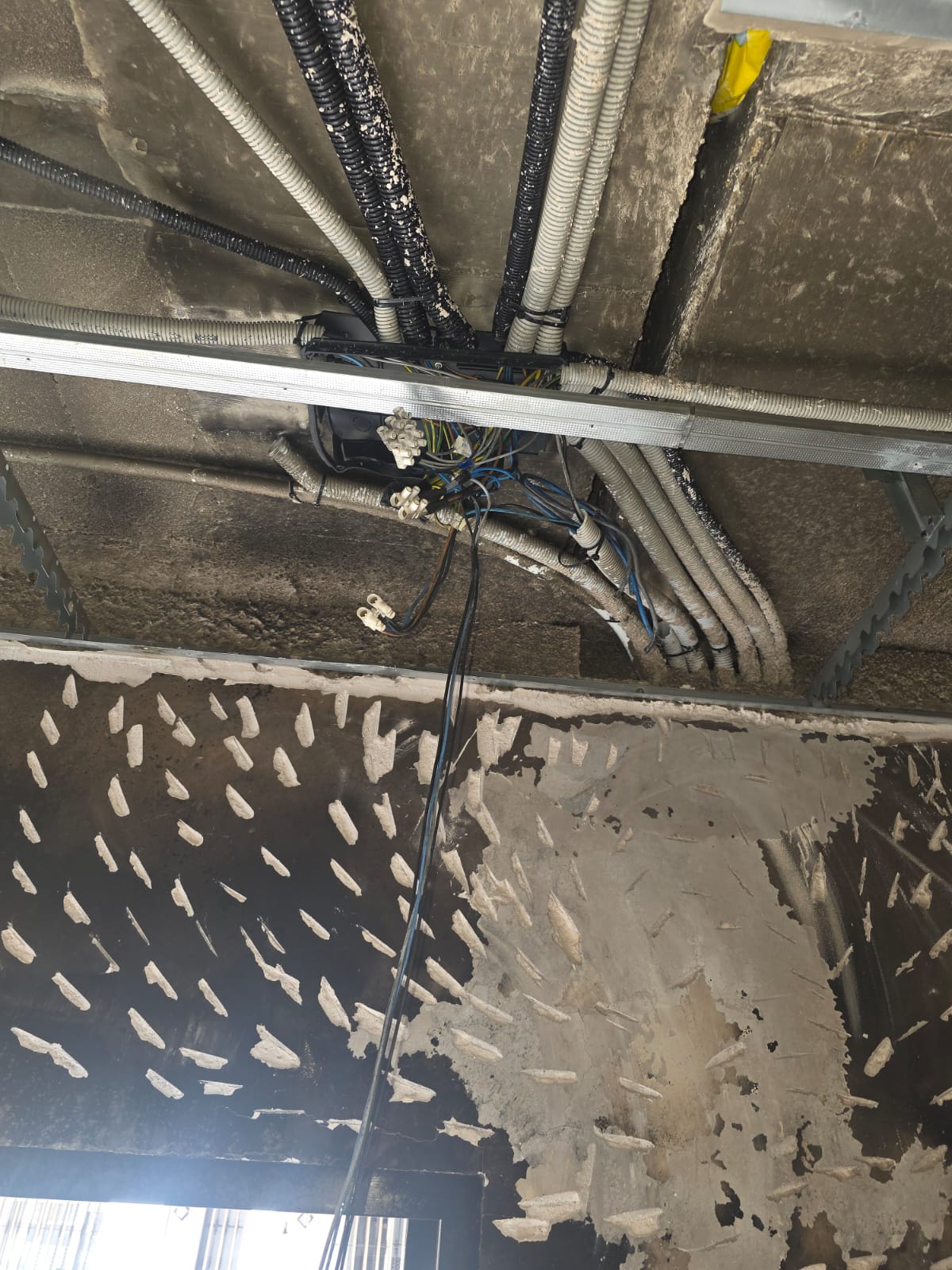 NIKAVIA, ofrecemos instalaciones, mantenimiento y atención de averías eléctricas 24/7 en Sevilla y alrededores.