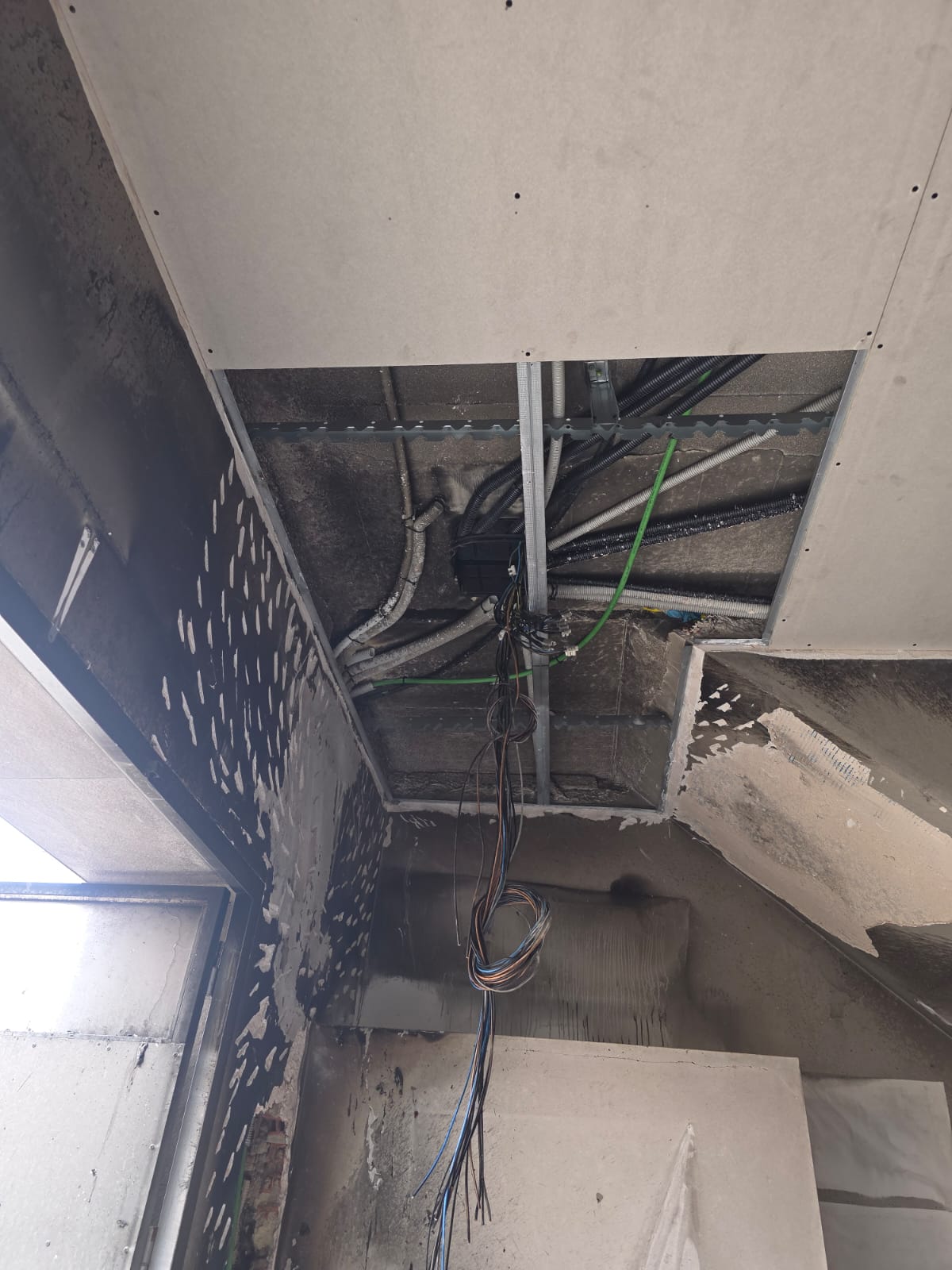 NIKAVIA, ofrecemos instalaciones, mantenimiento y atención de averías eléctricas 24/7 en Sevilla y alrededores.