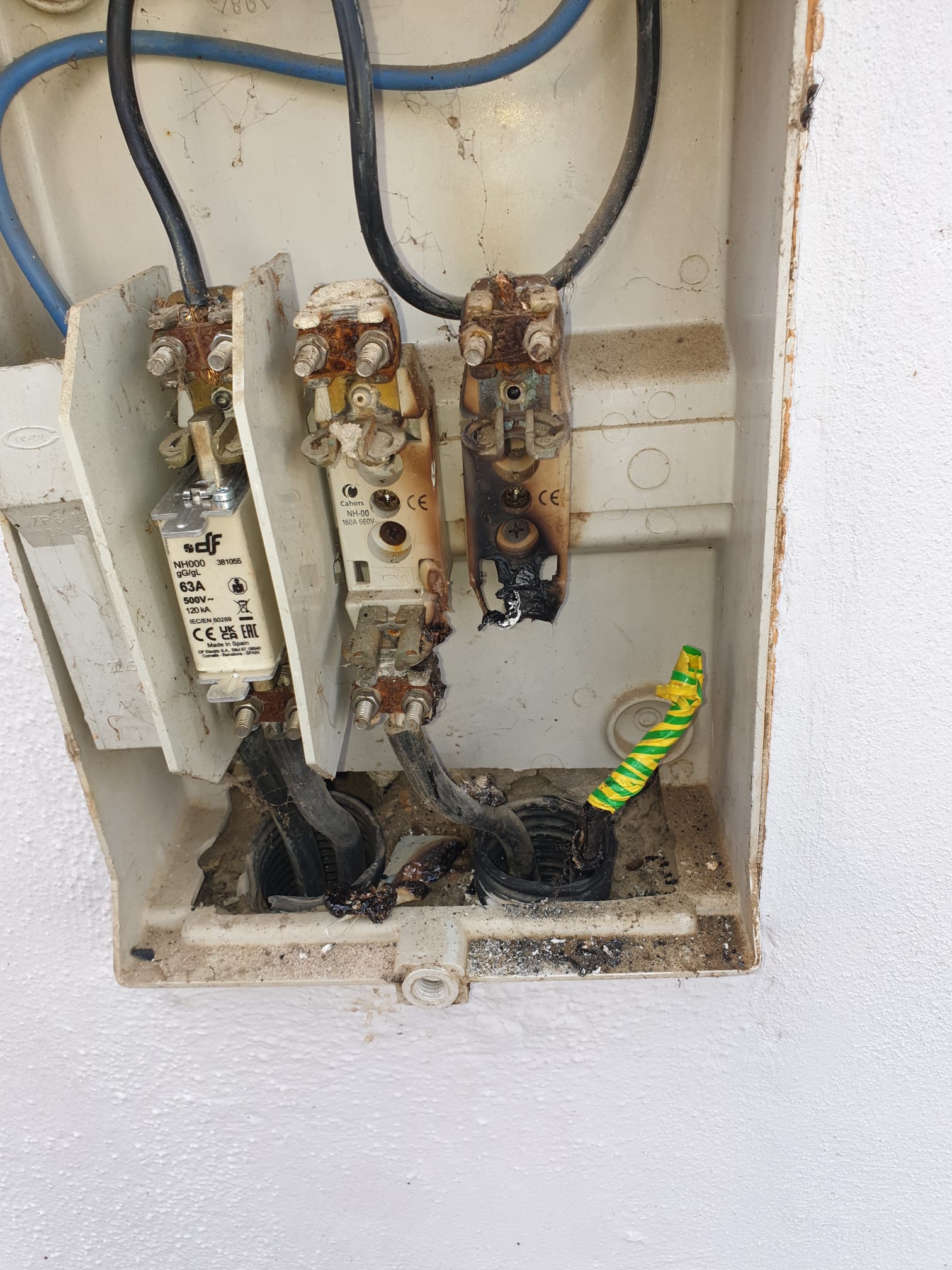 NIKAVIA, ofrecemos instalaciones, mantenimiento y atención de averías eléctricas 24/7 en Sevilla y alrededores.