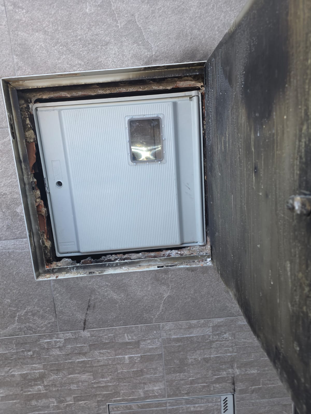 NIKAVIA, ofrecemos instalaciones, mantenimiento y atención de averías eléctricas 24/7 en Sevilla y alrededores.