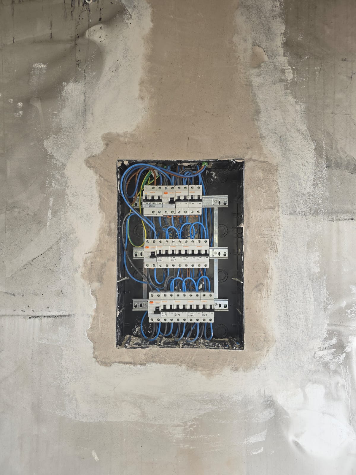 NIKAVIA, ofrecemos instalaciones, mantenimiento y atención de averías eléctricas 24/7 en Sevilla y alrededores.