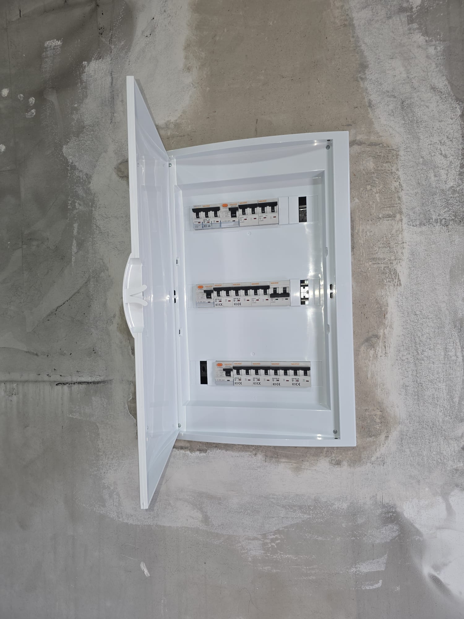 NIKAVIA, ofrecemos instalaciones, mantenimiento y atención de averías eléctricas 24/7 en Sevilla y alrededores.